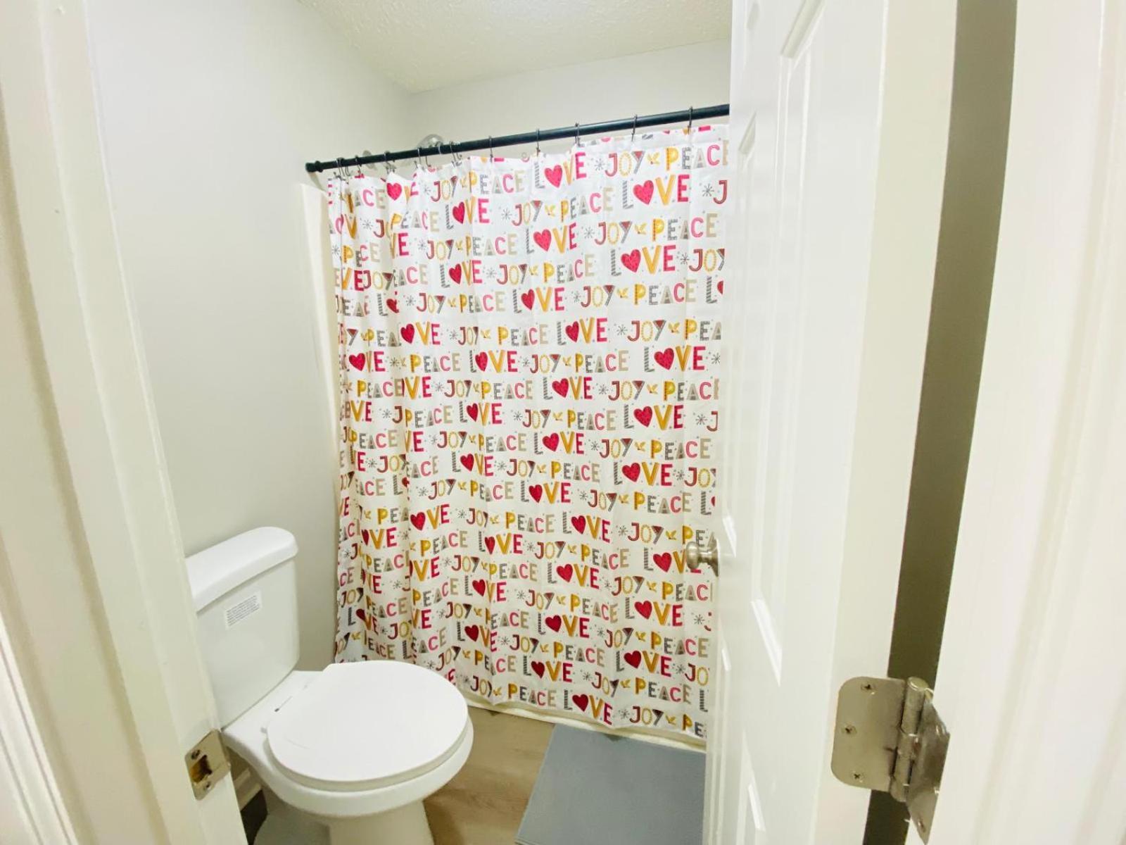 Spacious With Shared Bathroom * Raleigh